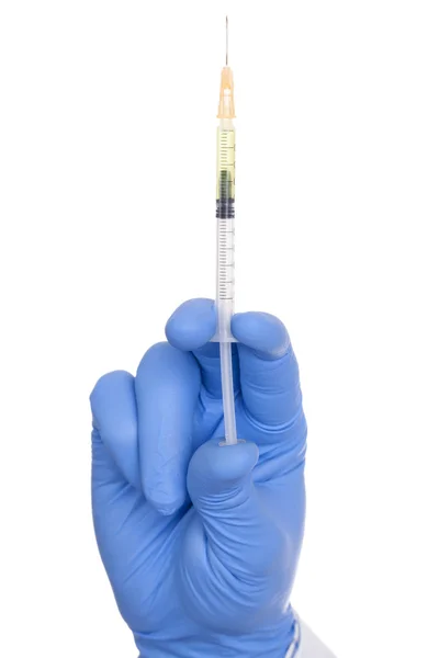 Los médicos de la mano en jeringa de explotación guante listo para inyección aislada en un blanco — Foto de Stock