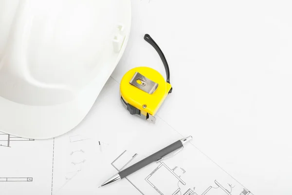 건설 헬멧 근처 연필 및 측정 테이프 — 스톡 사진