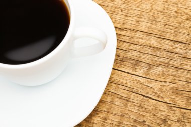 ahşap masa - stüdyo çekimi üzerinde beyaz Seramik Kahve Kupası kapatın