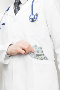 Doktor cebine para koymak