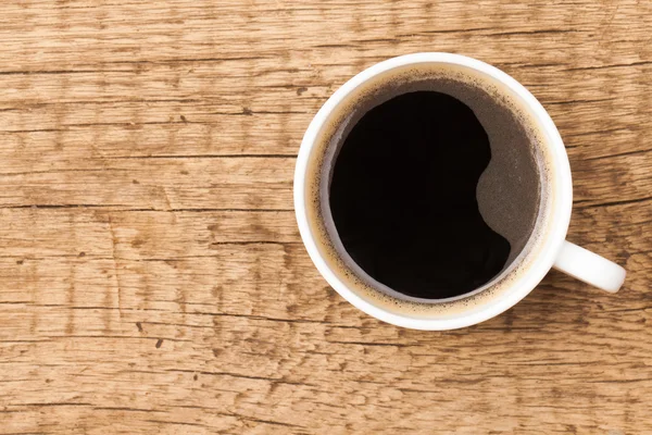 Café negro en taza de cerámica blanca en mesa de madera — Foto de Stock