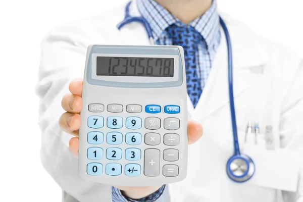 Doktor holdling v jeho ruce kalkulačku — Stock fotografie