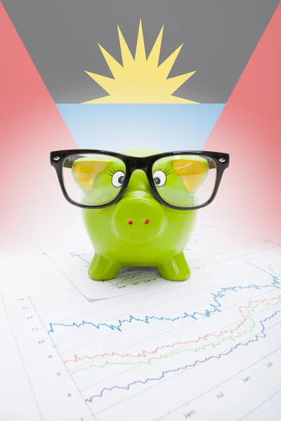 Piggy bank met vlag op achtergrond - antigua en barbuda — Stockfoto