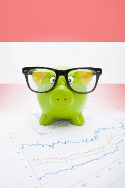 Piggy bank met vlag op achtergrond - Oostenrijk — Stockfoto