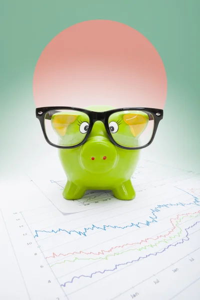 Piggy bank met vlag op achtergrond - bangladesh — Stockfoto