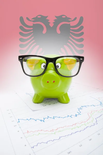 Piggy bank met vlag op achtergrond - Albanië — Stockfoto