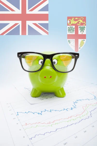 Piggy bank met vlag op achtergrond - fiji — Stockfoto