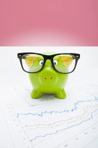 Piggy bank met vlag op achtergrond - Indonesië — Stockfoto