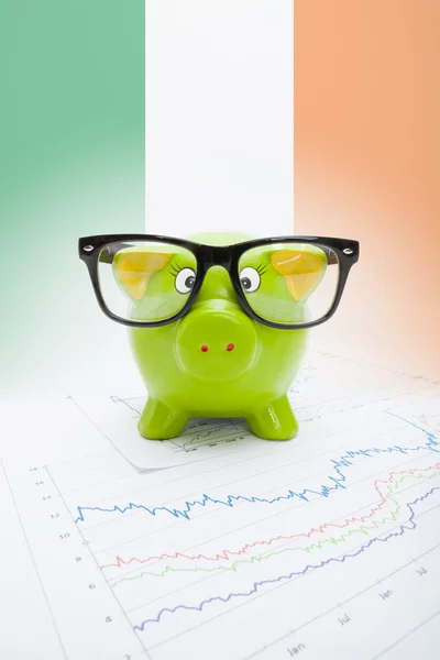 Piggy bank met vlag op achtergrond - Ierland — Stockfoto