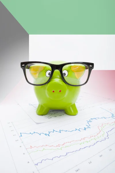 Piggy bank met vlag op achtergrond - Koeweit — Stockfoto