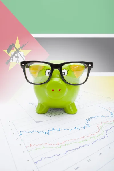 Piggy bank with flag on background - Mozambique — Stock Photo, Image