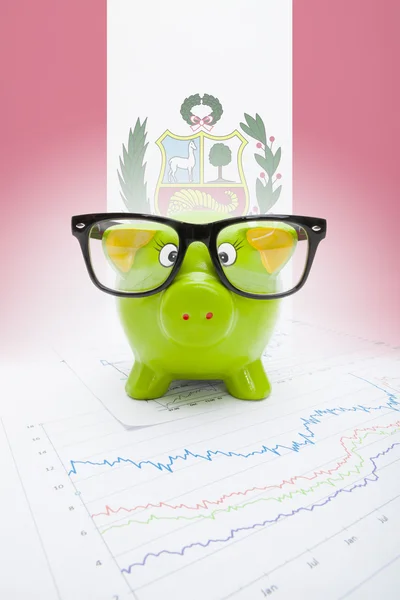 Piggy bank with flag on background - Peru — Stock Photo, Image