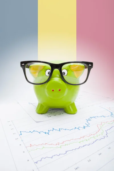 Piggy bank with flag on background - Romania — Stock Photo, Image