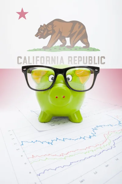 Piggy bank met ons staat vlag op achtergrond - Californië — Stockfoto