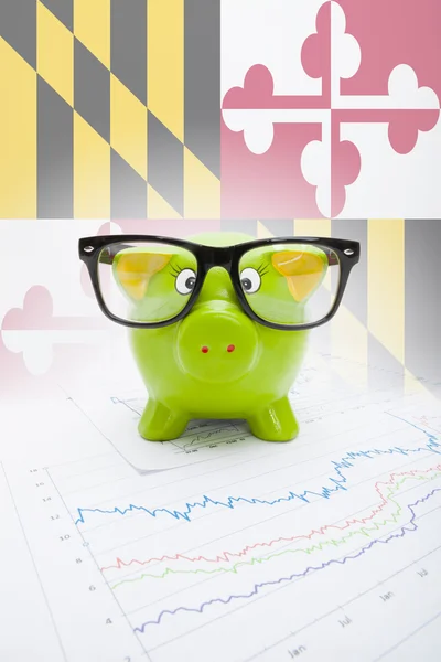 Piggy bank with US state flag on background - Maryland — Stock Photo, Image