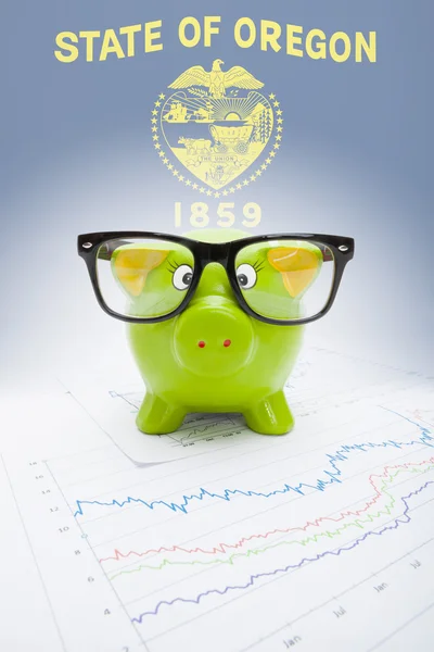 Piggy bank with US state flag on background - Oregon — Stock Photo, Image