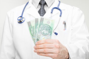 parayı elinde - çekim portre studio tutan doktor