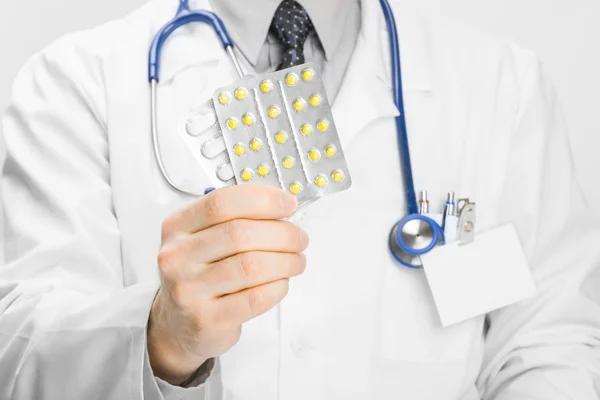 Doctor holdling pills in his hand — Stock Photo, Image