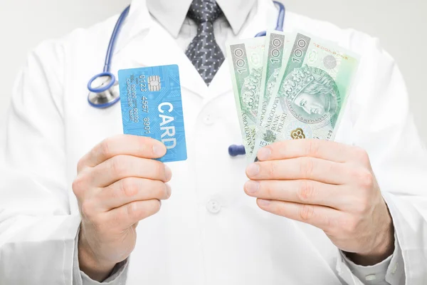 Lekarz trzymając pieniądze i kartą w ręku - wyśmienity zbliżenie — Zdjęcie stockowe