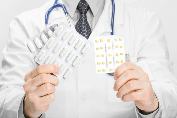 Doctor holdling pills in his hands - heath care concept — Stock Photo, Image