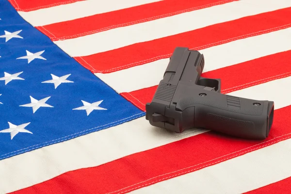 Pistola sobre bandera usa - studio rodar Fotos de stock libres de derechos