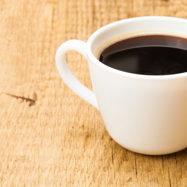 ahşap masa - stüdyo çekimi - 1-1 oran üzerinde beyaz seramik fincan sade kahve