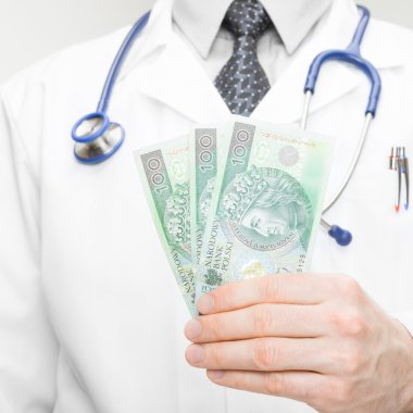 para onun el - portre studio shot - 1-1 oran içinde tutan doktor
