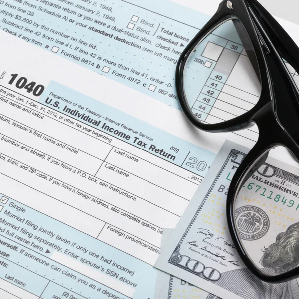 Formulario de impuestos de EEUU 1040 con gafas y US 100 billetes de un dólar - relación 1 a 1 — Foto de Stock