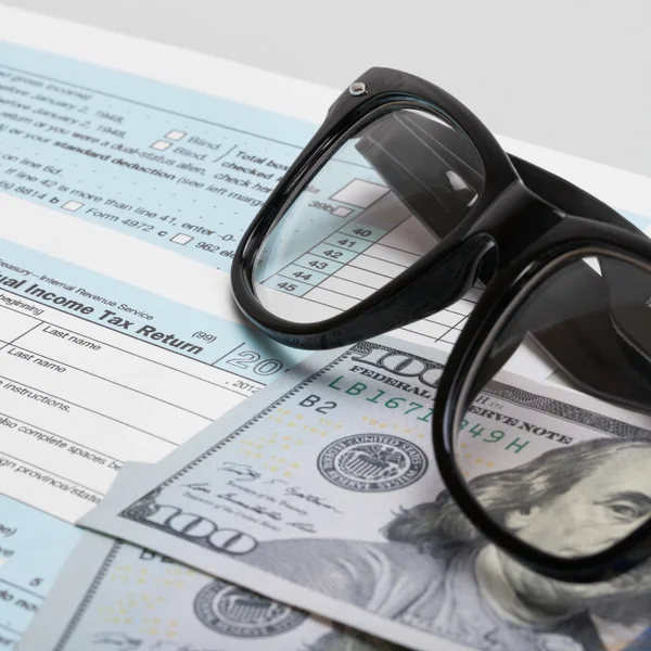 USA 1040 Tax Form with glasses and two 100 US dollar bills - 1 to 1 ratio — Stock Photo, Image