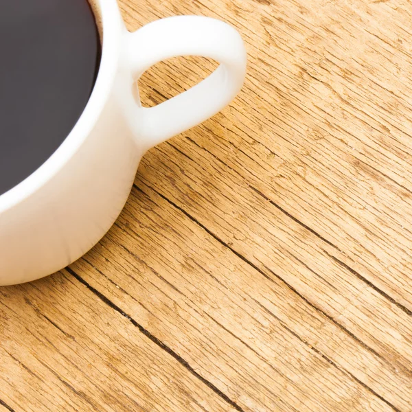 Taza de café de cerámica blanca en proporción de 1 a 1 mesa de madera - vista desde la parte superior- — Foto de Stock