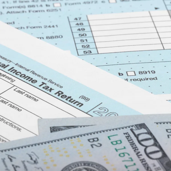 US Tax Form 1040 with 100 US dollar bills - 1 to 1 ratio — Stock Photo, Image