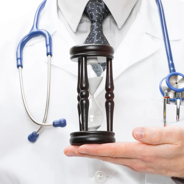 Doctor holdling in his hand a hourglass - 1 to 1 ratio — Stock Photo, Image