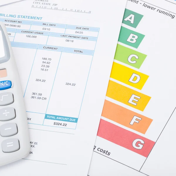 Calculator with utility bill and energy rating chart - 1 to 1 ratio — Stock Photo, Image