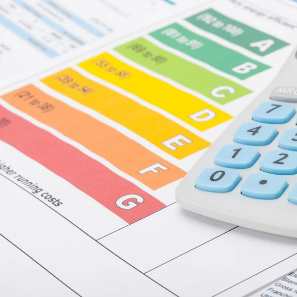 Energy efficiency chart with calculator - studio shot - 1 to 1 ratio — Stock Photo, Image