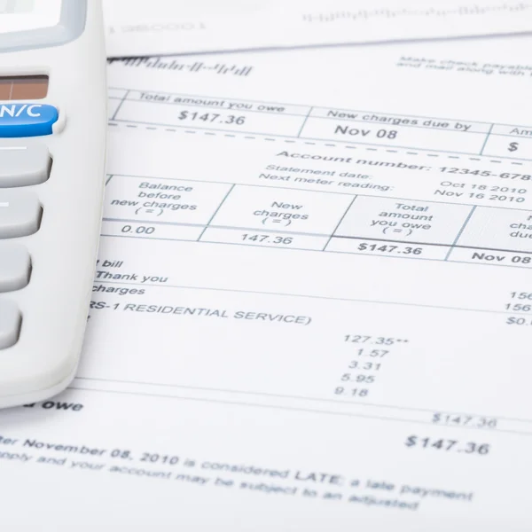 Conta de luz e calculadora - proporção de 1 para 1 — Fotografia de Stock