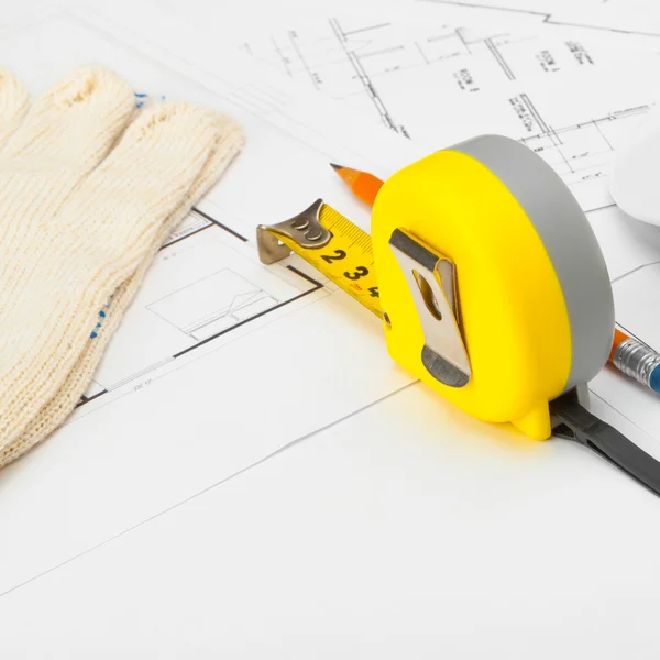 Sarı ölçü bandı eldiven, inşaat kask ve kalem - 1-1 oran ile — Stok fotoğraf