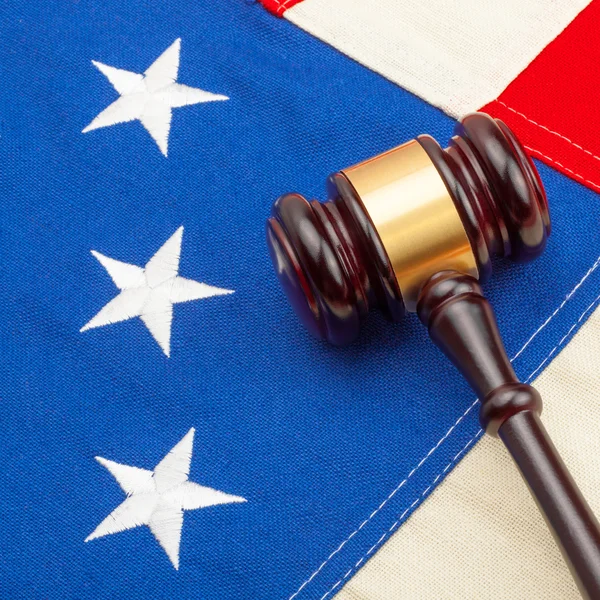 Wooden judge gavel over US flag - closeup shoot - 1 to 1 ratio — Stock Photo, Image