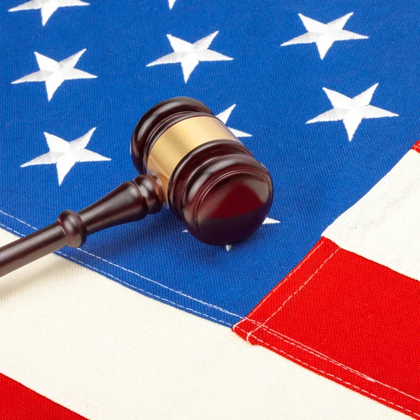 Wooden judge gavel over US flag - 1 to 1 ratio — Stock Photo, Image