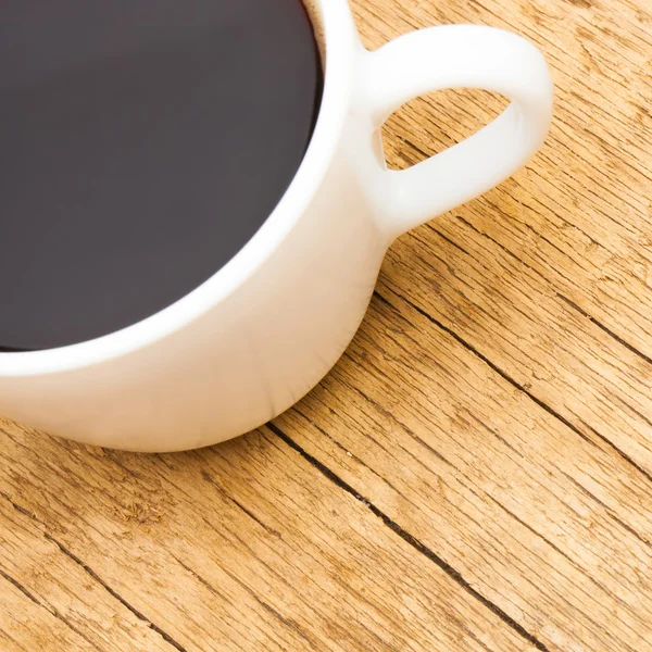 Taza de café de cerámica blanca por encima de la mesa de madera antigua - relación 1 a 1 — Foto de Stock