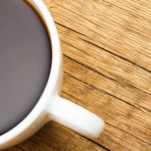 Close up van witte keramische koffiekopje op oude houten tafel - 1: 1 verhouding — Stockfoto