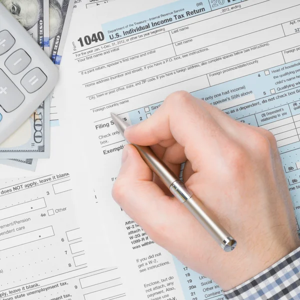 Male filling out 1040 US Tax Form - 1 to 1 ratio — Stock Photo, Image
