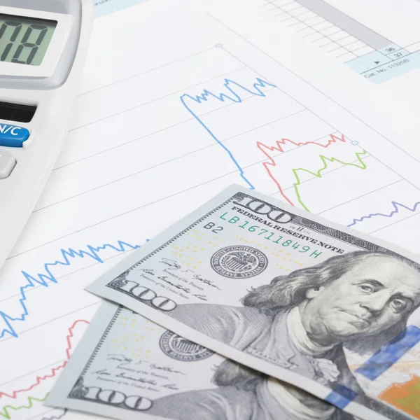 US Tax Form 1040 with calculator and 100 US dollars - 1 to 1 ratio – stockfoto