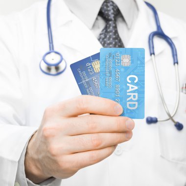 iki kredi kartları elinde - 1-1 oran tutan erkek doktor