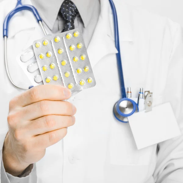 Medical doctor holdling pills in his hand - 1 to 1 ratio — Stock Photo, Image