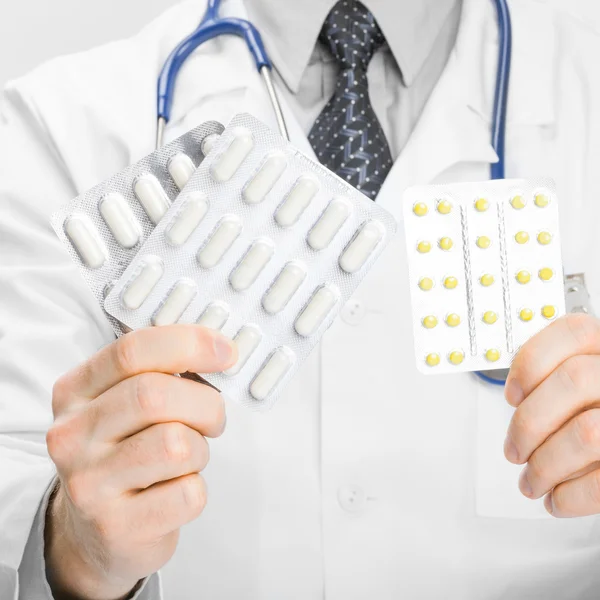 Medical doctor holdling pills in his hands - 1 to 1 ratio — Stock Photo, Image