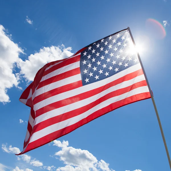 Bandera USA con cielo azul y el sol sobre fondo - relación 1 a 1 — Foto de Stock