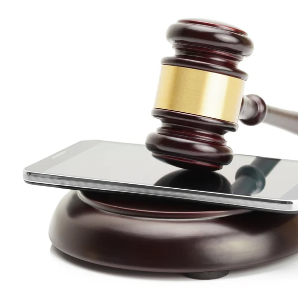 Smartphone under judge gavel - 1 to 1 ratio — Stock Photo, Image