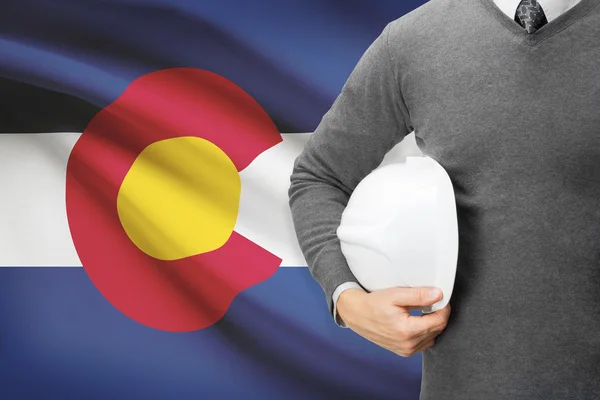 Инженер с флагом на фоне серии - Колорадо — стоковое фото