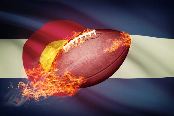 US-amerikanischer American-Football-Ball mit Flagge auf Backround Serie - colorado — Stockfoto