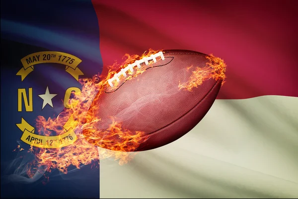 US-amerikanischer American-Football-Ball mit Flagge auf Backround Serie - North carolina — Stockfoto